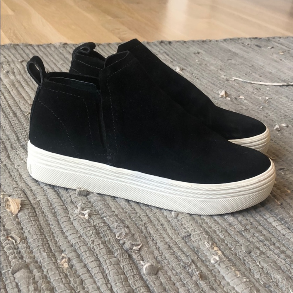 Black dolce vita slip ons